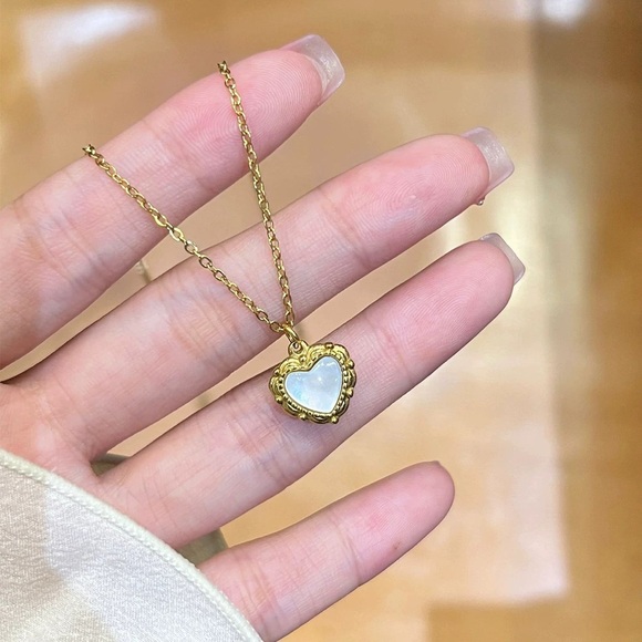 Stainless steel , real mother of pearl gold heart 💛 necklace - Picture 3 of 8